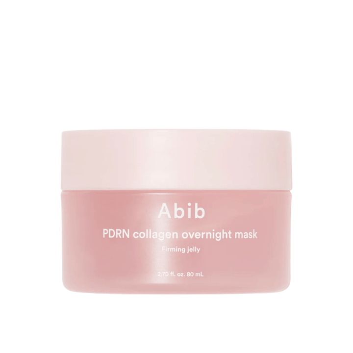 Minimalistický produktový obrázok Abib PDRN Collagen Overnight Mask v ružovom kelímku so zameraním na dizajn a názov produktu na svetlom pozadí.