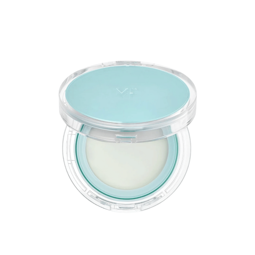 Otvorená nádoba s VT PDRN Essence Glow Sun Pact. Má biely vnútorný povrch s modrým viečkom, navrhnutá tak, aby poskytovala žiarivý efekt na pokožke.