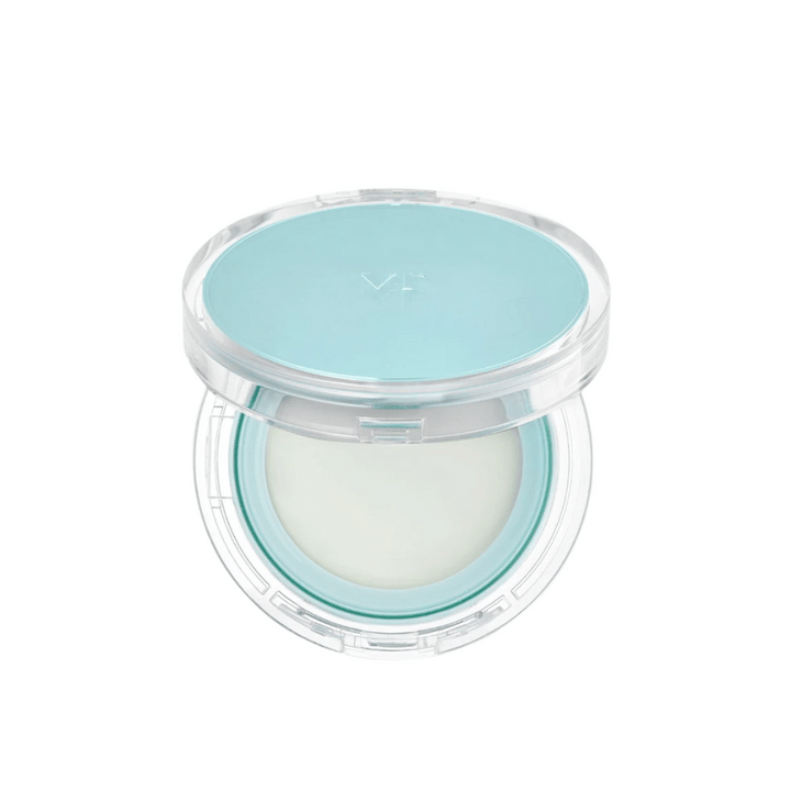 Otvorená nádoba s VT PDRN Essence Glow Sun Pact. Má biely vnútorný povrch s modrým viečkom, navrhnutá tak, aby poskytovala žiarivý efekt na pokožke.