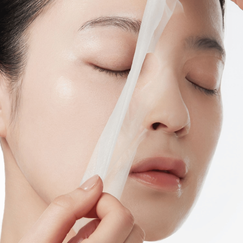 3. Anua PDRN Hyaluronic Acid Capsule 100 Serum Mask – detailný záber na hydratačnú sheet mask, ktorá sa aplikuje na tvár