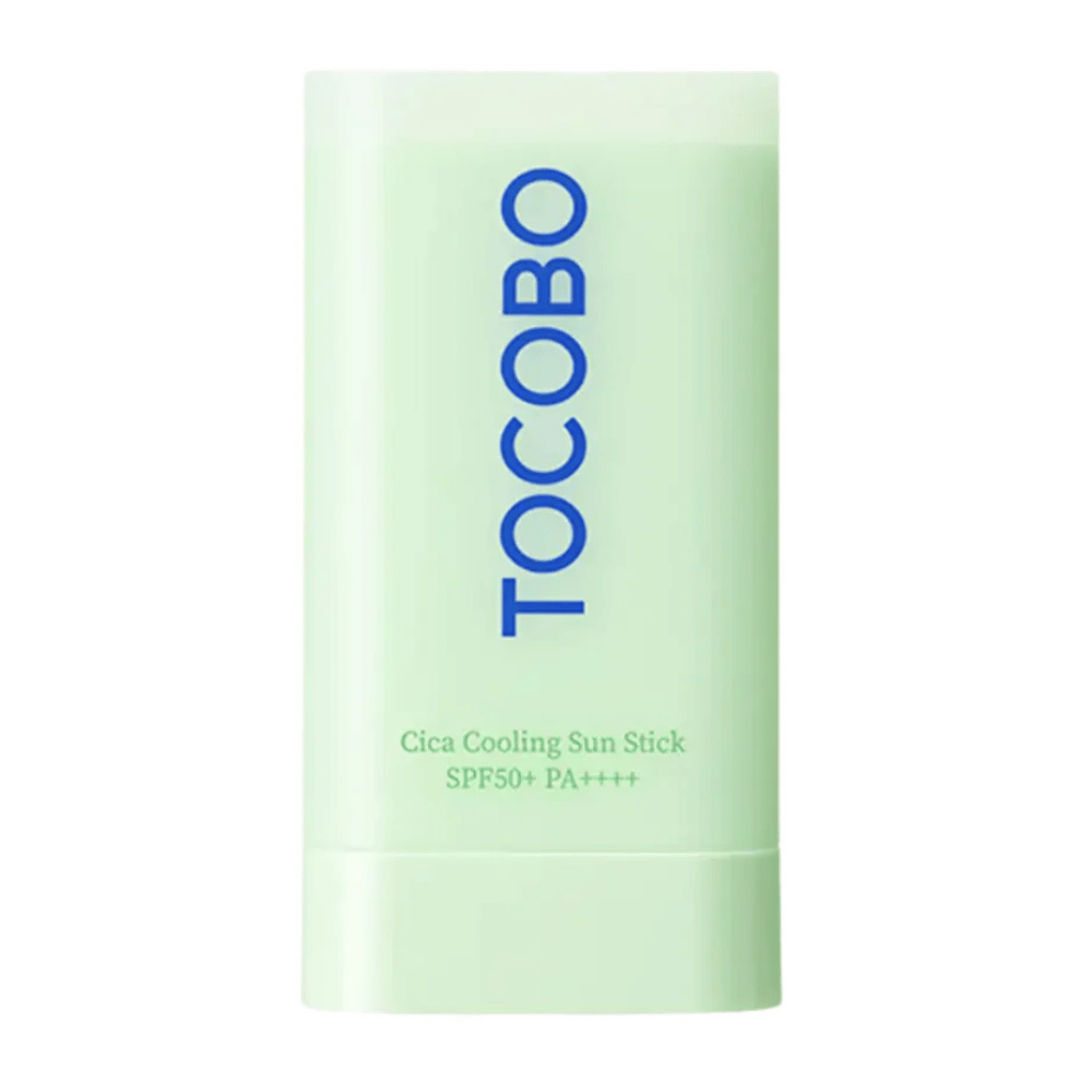 Tocobo Cica Cooling Sun Stick SPF50+ PA++++ v mätovo zelenej škatuľke s modrým textom, zobrazené na bielom pozadí.