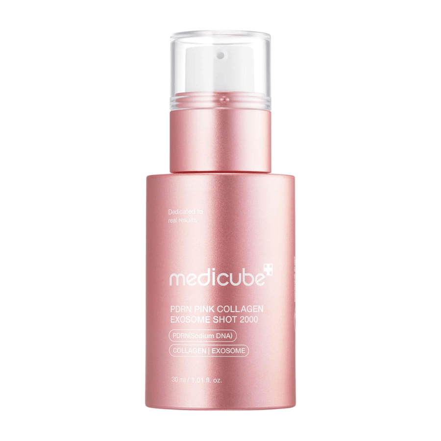 Produktový obrázok Medicube PDRN Pink Collagen Exosome Shot 2000 v ružovej fľaši na svetlom pozadí. Sérum s PDRN, kolagénom a exozómami, ktoré je vyvinuté na poskytnutie hydratácie pokožke a zlepšenie pocitu na pokožke.