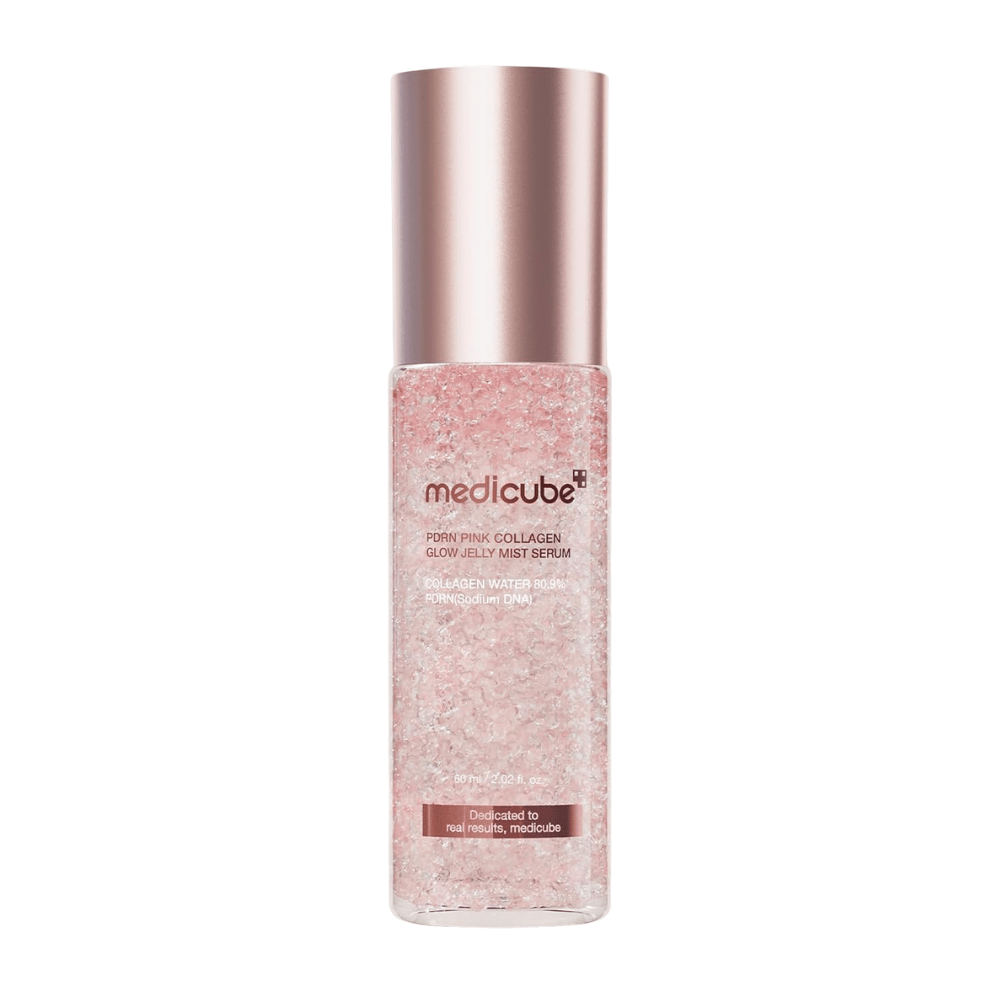 6. Medicube PDRN Pink Collagen Glow Jelly Mist Serum 60 ml – ružová hydratačná pleťová hmla s kolagénom a PDRN na bielom pozadí