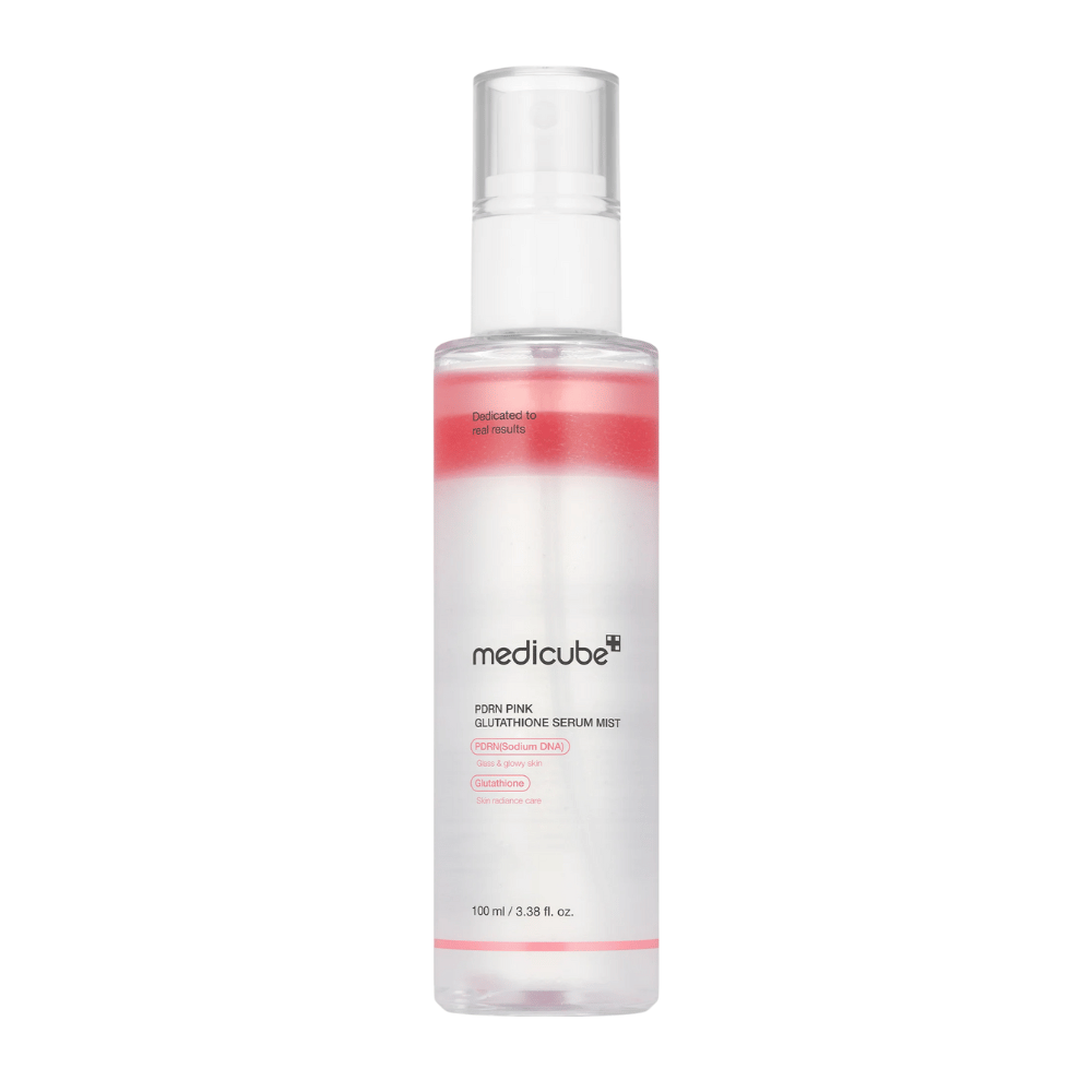 Medicube PDRN Pink Glutathione Serum Mist – pleťový sprej v priehľadnej fľaši s ružovou vrstvou, navrhnutý pre žiarivosť, hydratáciu a zlepšenú elasticitu pokožky.