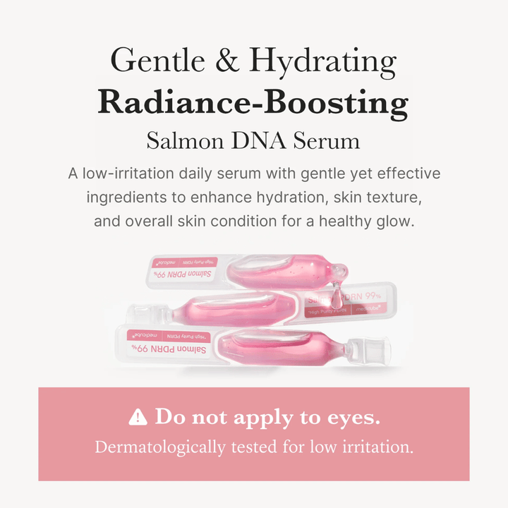 Medicube PDRN Pink One Day Serum vo forme ampuliek. Obrázok opisuje hydratačné sérum s lososou DNA (PDRN), ktoré je dermatologicky testované na nízku dráždivosť a vyvinuté na každodenné používanie.