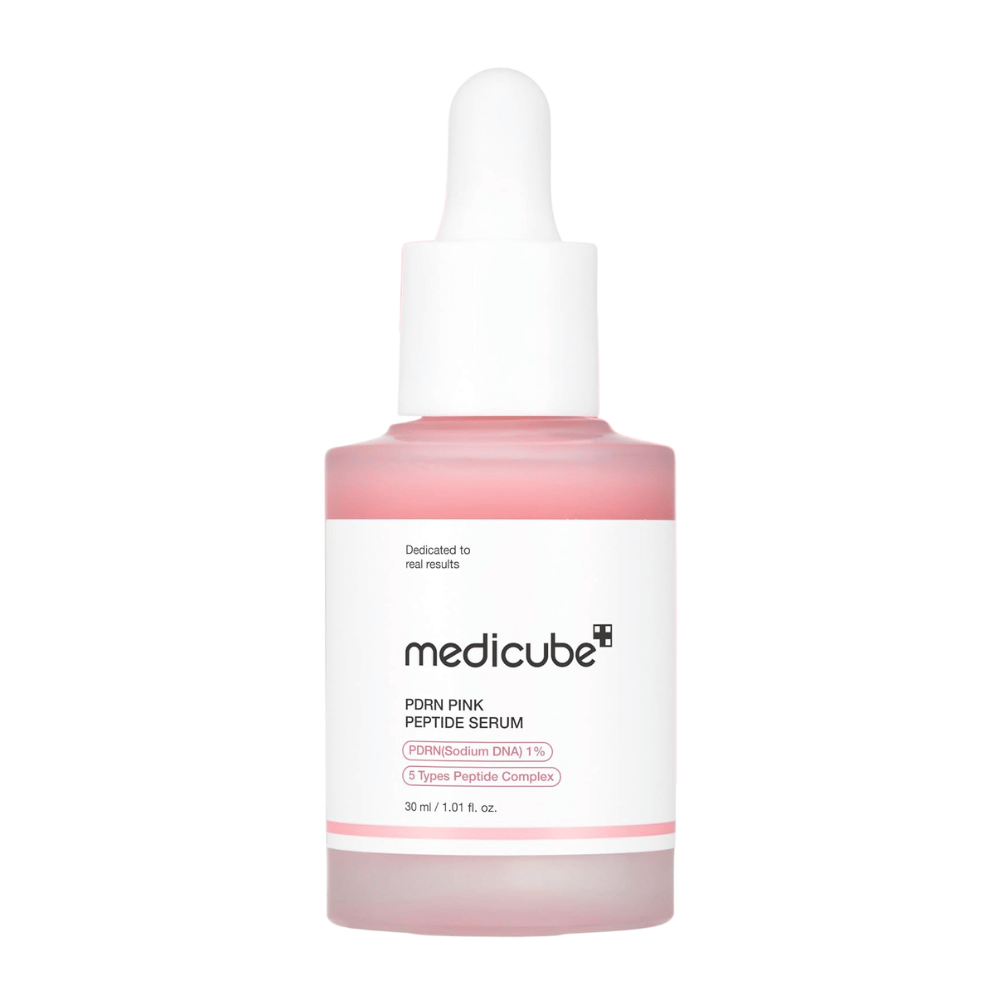 Medicube PDRN Pink Peptide Serum 30 ml, ružové pleťové sérum s 1 % PDRN a peptidmi v sklenenej fľaštičke s bielou pipetou na bielom pozadí.