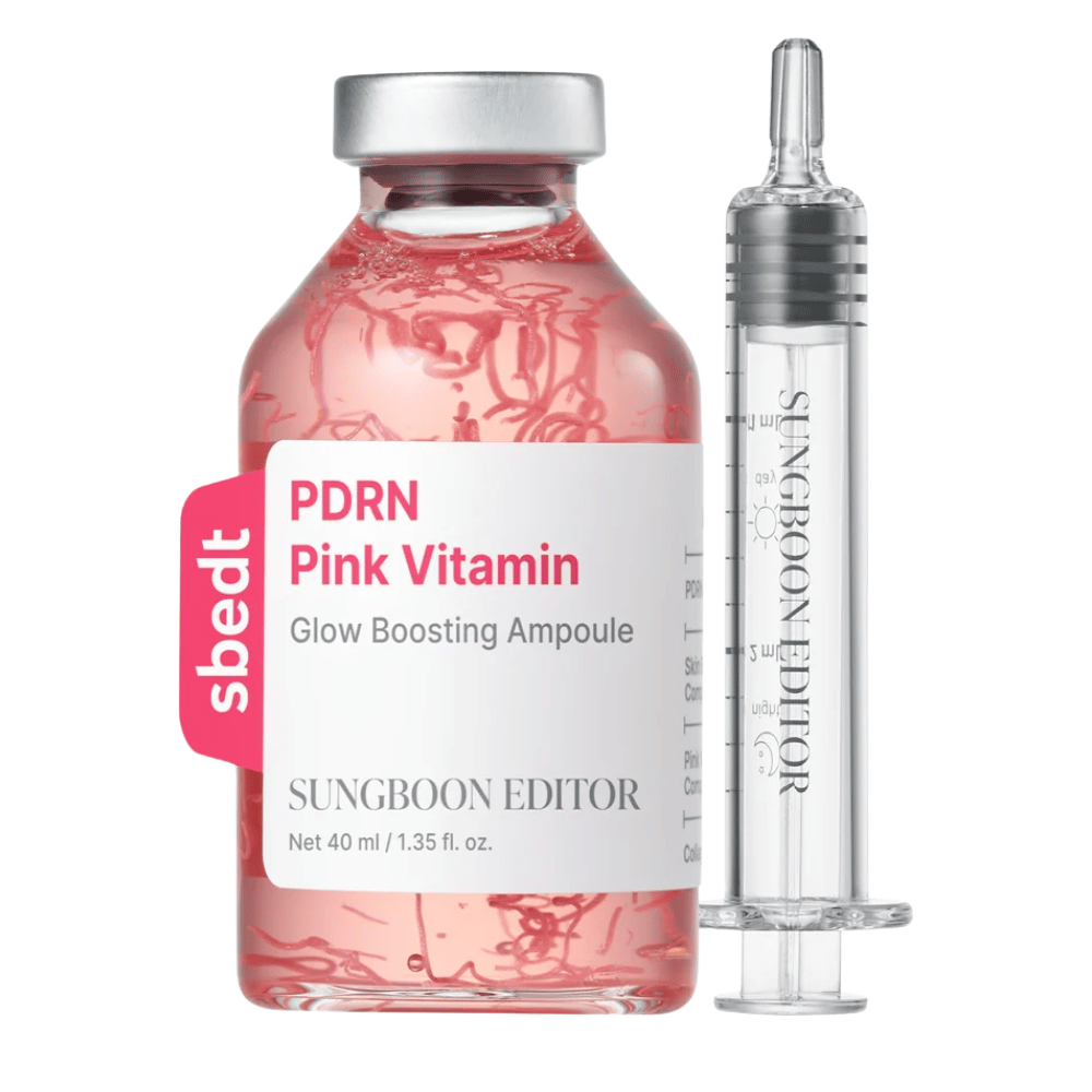8. SUNGBOON EDITOR PDRN Pink Vitamin Glow Boosting Ampoule 40 ml – ružová sklenená fľaštička s priloženým priehľadným aplikátorom na bielom pozadí