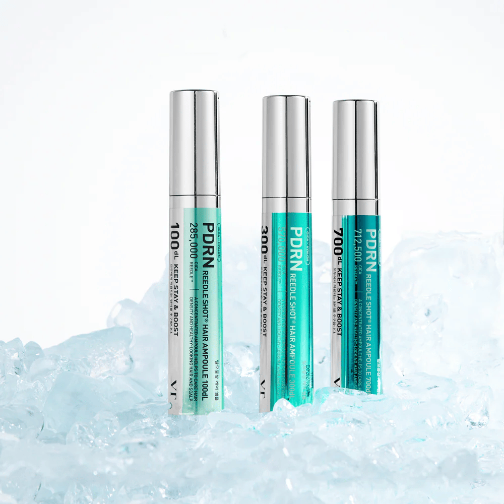 Viacero variantov PDRN Reedle Shot Hair Ampoule umiestnených na ľade, symbolizujúce osviežujúci účinok a intenzívnu starostlivosť pre vyváženú a zdravú pokožku hlavy.