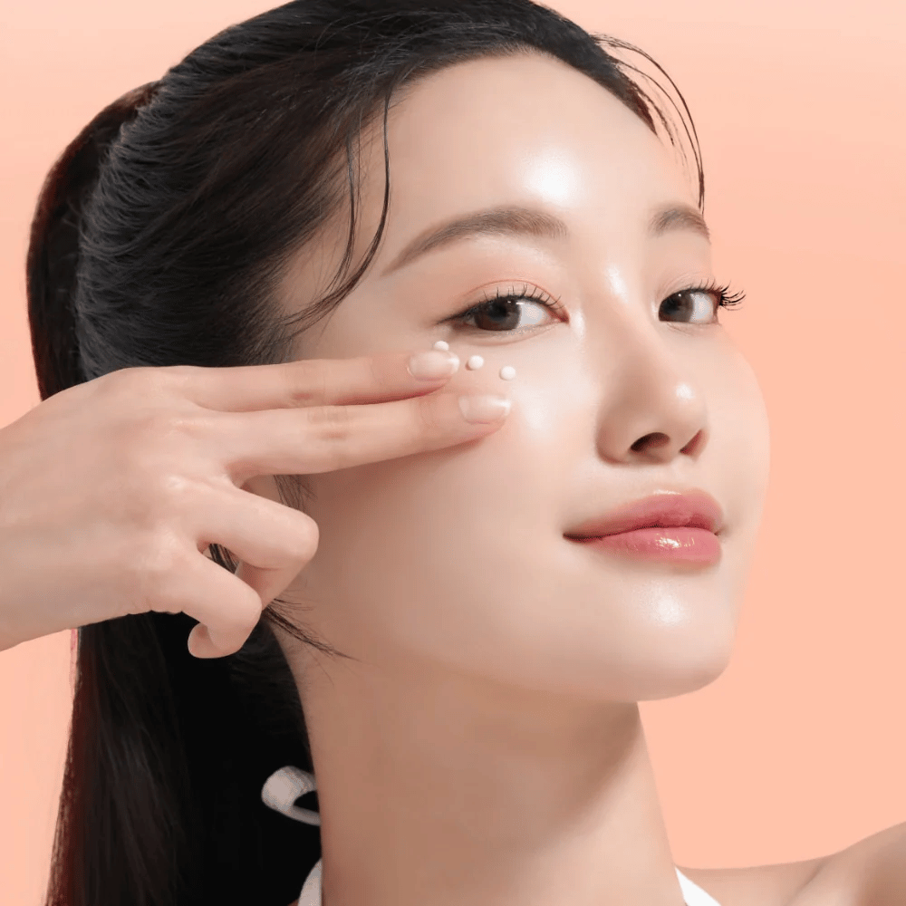 Osoba aplikuje Mixsoon PDRN Collagen Eye Serum pod oči. Sérum rozjasňuje, znižuje opuchy a posilňuje pevnosť pokožky.