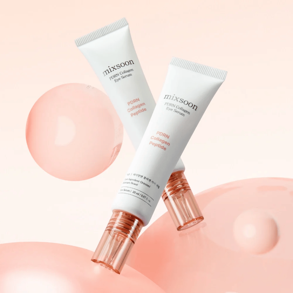 Mixsoon PDRN Collagen Eye Serum na pozadí s ružovými bublinami. Rozjasňujúce očné sérum s PDRN, kolagénom a peptidmi.