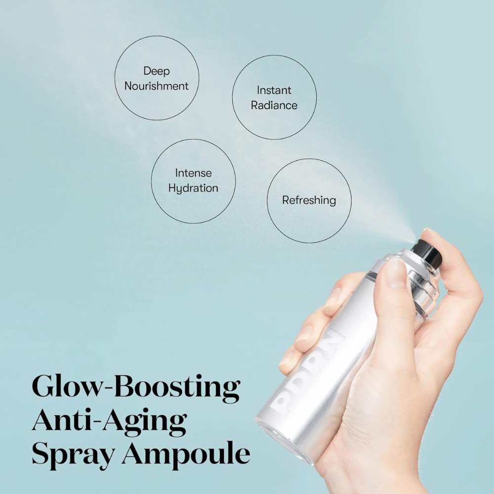 Ruka strieka VT PDRN Glow Ampoule zo striebornej sprejovej fľaše. Okolitý text popisuje výhody produktu: "Deep Nourishment," "Instant Radiance," "Intense Hydration," a "Refreshing." Produkt je propagovaný ako ampulka zvyšujúca žiar a proti starnutiu.