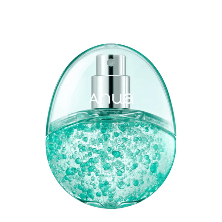 Izolovaný produktový obrázok Anua PDRN Hyaluronic Acid Hydrating Capsule Mist na svetlom pozadí. Fľaša v tvare vajíčka má priehľadnú hornú časť a spodnú časť naplnenú tyrkysovými hydratačnými kapsulami, ktoré zvýrazňujú jedinečné zloženie produktu a prémiový dojem.