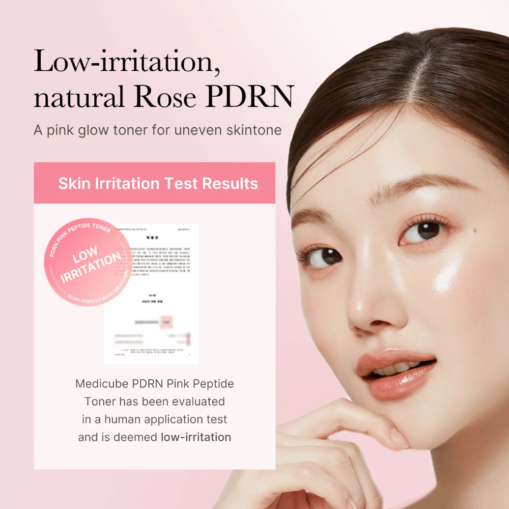 Medicube PDRN Pink Peptide Toner testovaný na nízke podráždenie, zobrazený spolu s modelom s rovnomernou a žiarivou pleťou.