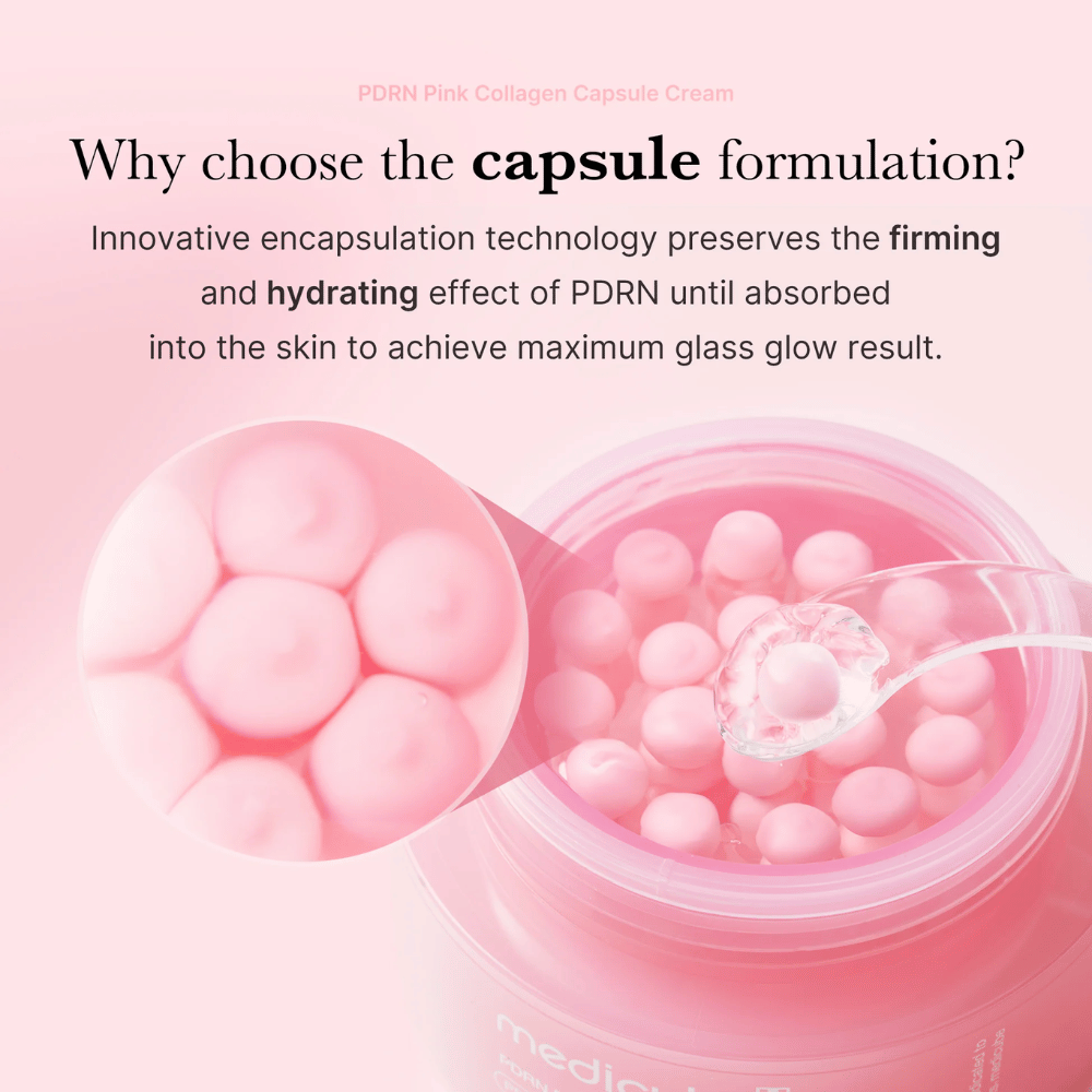 Detailný záber na ružové kapsuly v Medicube PDRN Pink Collagen Capsule Cream, s lyžičkou a zväčšením, ktoré ukazuje techniku inkapsulácie pre hydratáciu a pevnosť.