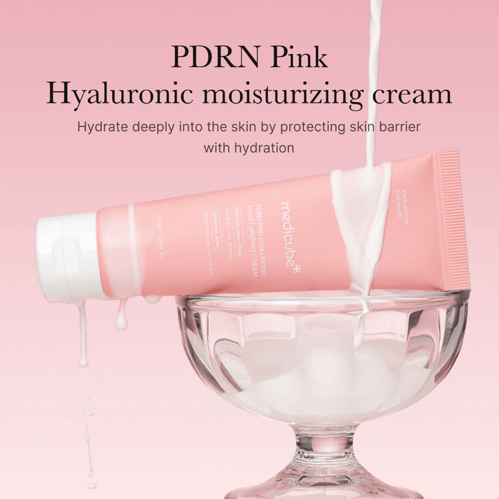Medicube PDRN Pink Hyaluronic Moisturizing Cream v ružovej tube, ktorá sa nalieva do sklenenej misky, s textom zdôrazňujúcim hlbokú hydratáciu a ochranu kožnej bariéry.