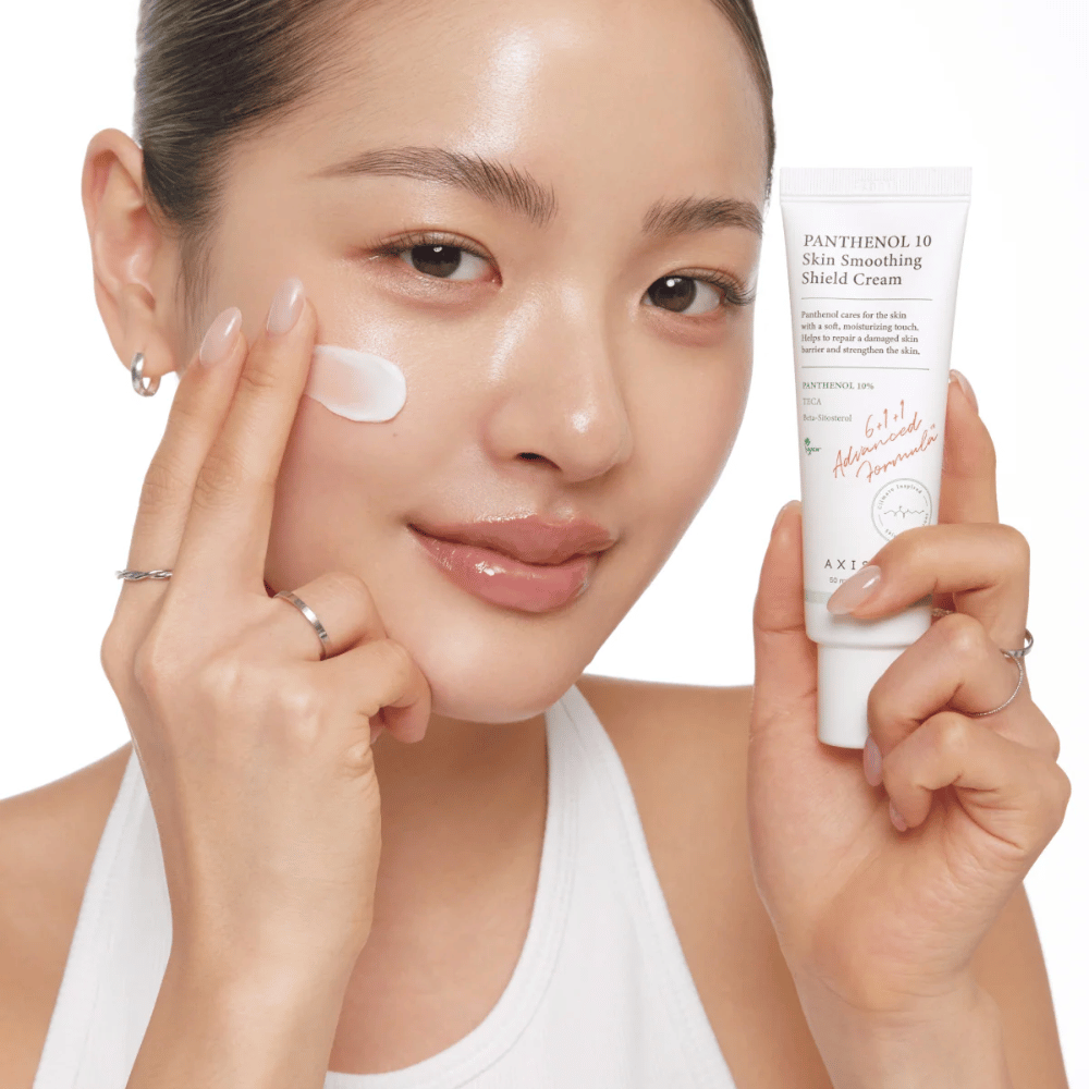 AXIS-Y Panthenol 10 Skin Smoothing Shield Cream nanáša sa na pokožku na posilnenie kožnej bariéry