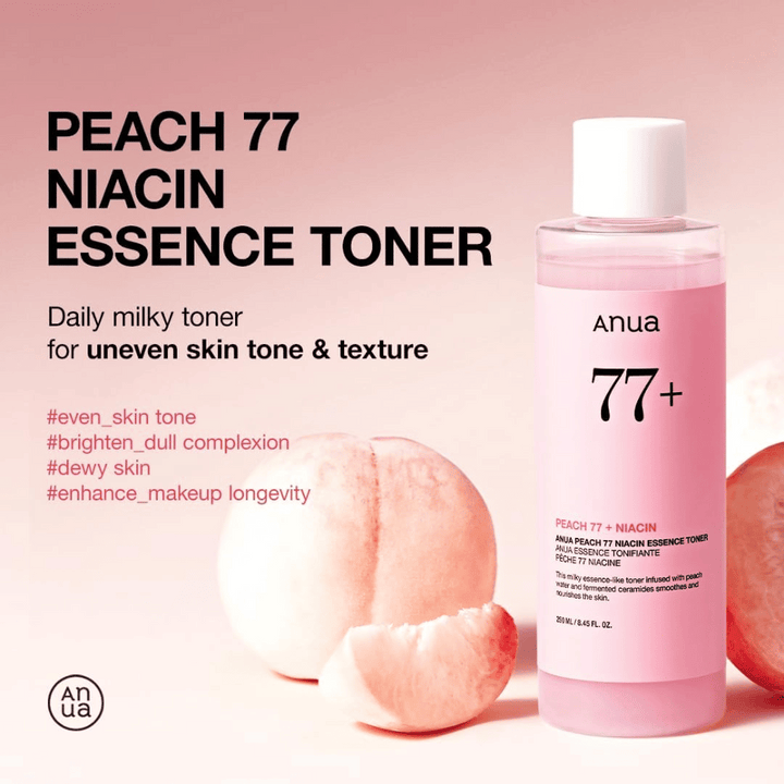 Anua Peach 77 Niacin Essence Toner v ružovej fľaši vedľa broskýň, s textom, ktorý zdôrazňuje výhody pre nerovnomerný tón pleti, jas a zlepšenú trvanlivosť make-upu.