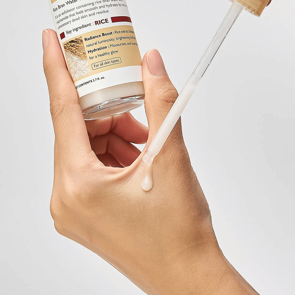 Detailný záber na Dr.Melaxin Peel Shot Rice Ampoule aplikovanú s pipetou na ruku, ľahko tekutú exfoliačnú ampulku, ktorá sa rýchlo absorbuje a poskytuje hydratovanú, hladkú pokožku.