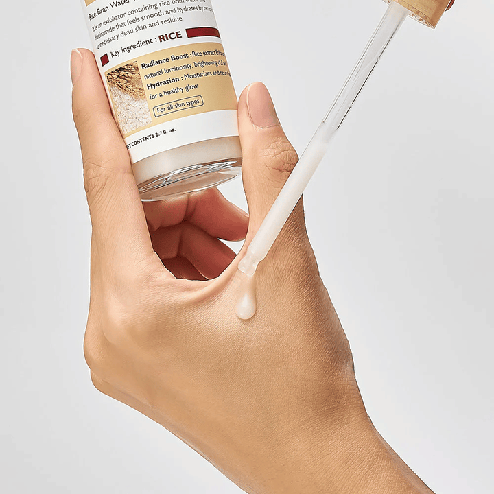 Detailný záber na Dr.Melaxin Peel Shot Rice Ampoule aplikovanú s pipetou na ruku, ľahko tekutú exfoliačnú ampulku, ktorá sa rýchlo absorbuje a poskytuje hydratovanú, hladkú pokožku.