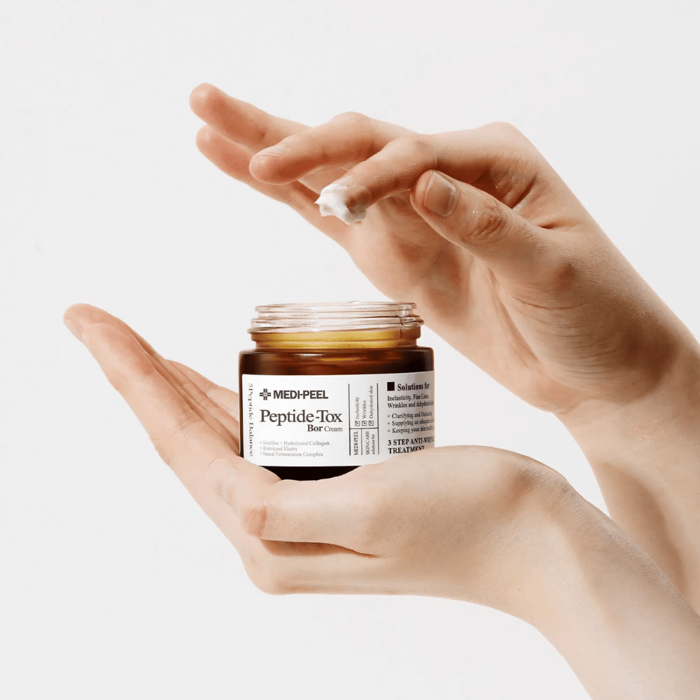 Aplikácia MEDI-PEEL Peptide-Tox Bor Cream - kórejský pleťový krém s peptidmi, ktorý zlepšuje elasticitu pokožky, poskytuje hlbokú hydratáciu a pomáha redukovať vrásky.