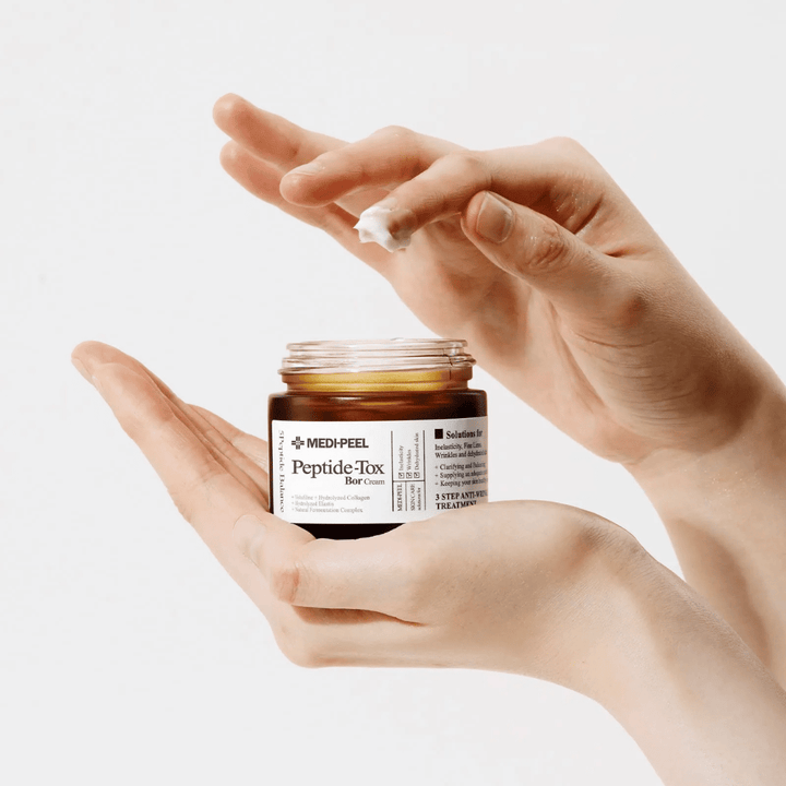 Aplikácia MEDI-PEEL Peptide-Tox Bor Cream - kórejský pleťový krém s peptidmi, ktorý zlepšuje elasticitu pokožky, poskytuje hlbokú hydratáciu a pomáha redukovať vrásky.