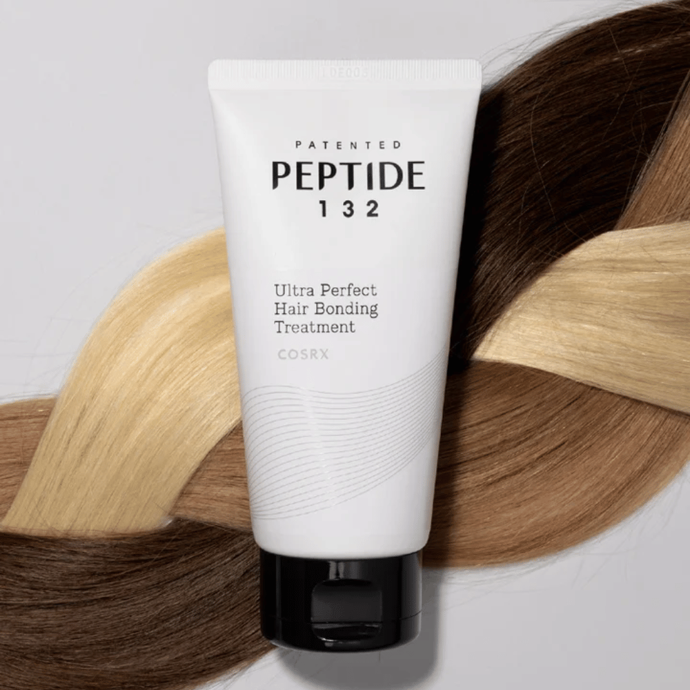 COSRX Peptide 132 Ultra Perfect Hair Bonding Treatment umiestnený proti zapleteným vlasom v rôznych odtieňoch – symbolizuje opravný a posilňujúci účinok.