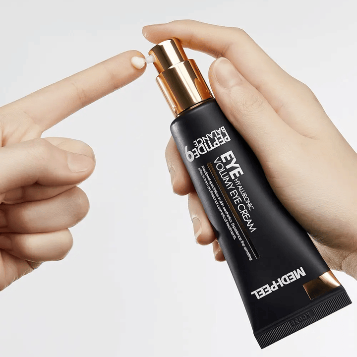 Aplikácia MEDI-PEEL Peptide 9 Hyaluronic Volumy Eye Cream na konček prsta – hydratačný očný krém s peptidovým komplexom, ktorý pomáha znižovať jemné vrásky a poskytuje plnšiu pokožku.