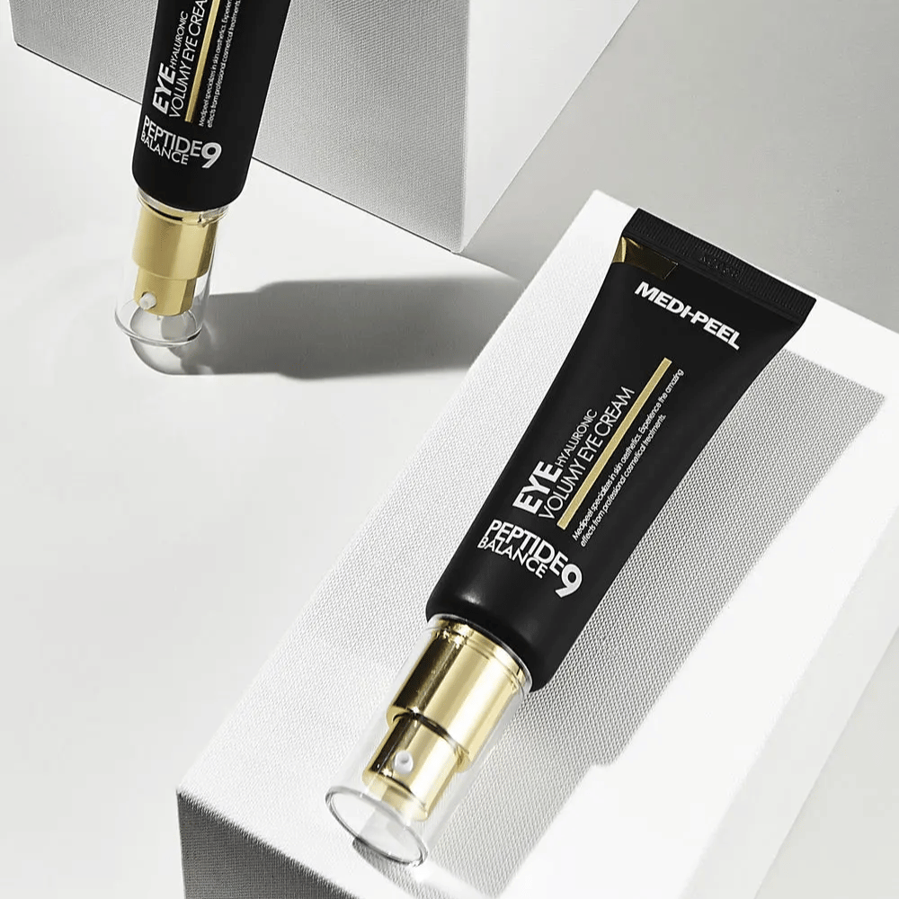 MEDI-PEEL Peptide 9 Hyaluronic Volumy Eye Cream v čiernej a zlatej – kórejský očný krém s peptidmi a kyselinou hyalurónovou, ktorý poskytuje plnšiu pokožku a zlepšenú elasticitu okolo očí.