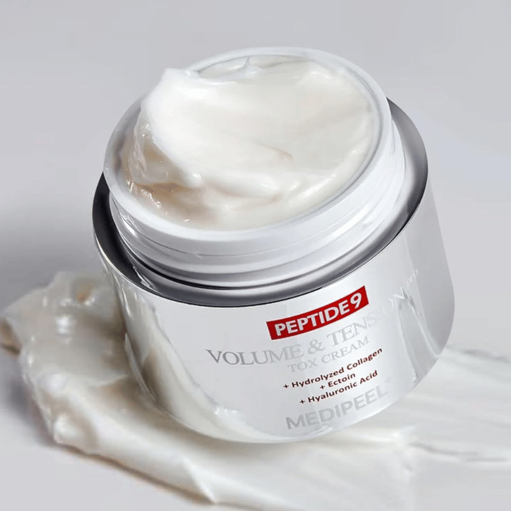 Detailný záber na MEDI-PEEL Peptide 9 Volume & Tension Tox Cream. Bohatý krém obsahuje hydrolyzovaný kolagén, ectoin a kyselinu hyalurónovú pre pevnejšiu a hydratovanú pokožku.