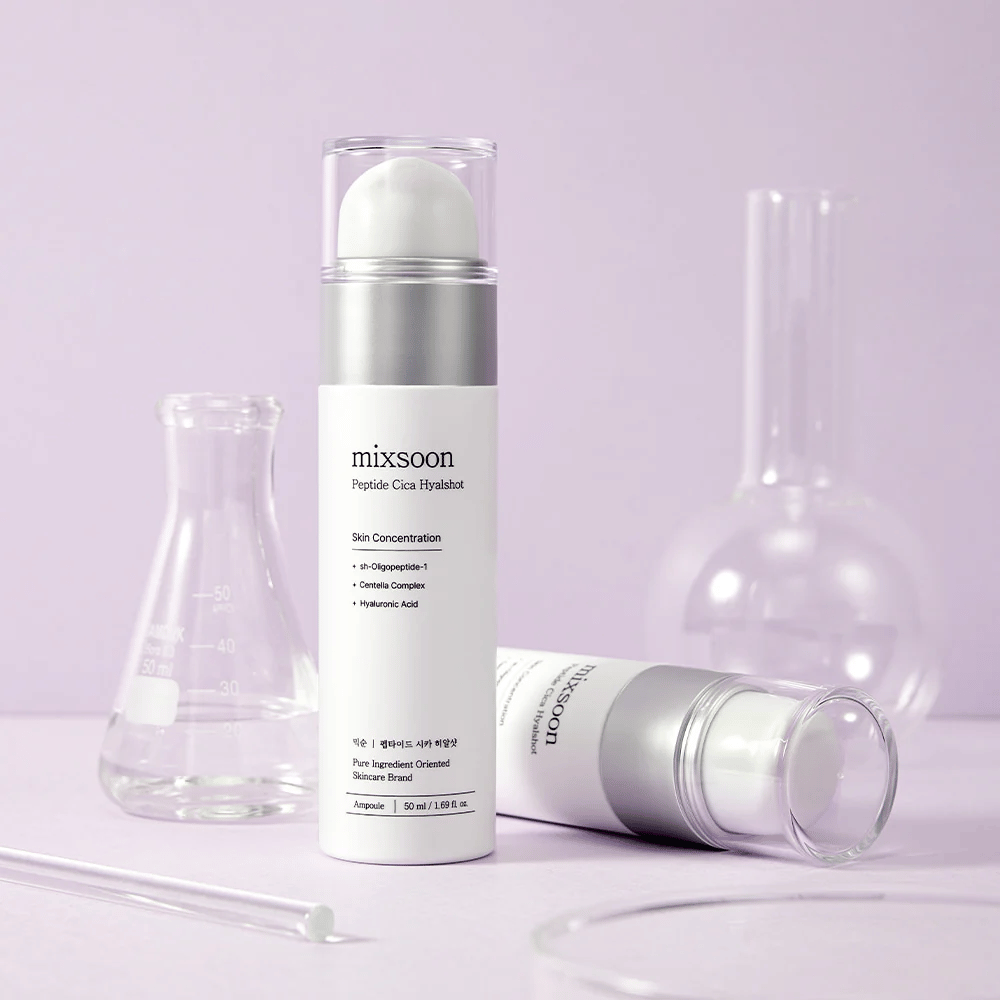 Mixsoon Peptide Cica Hyalshot na fialovom pozadí s laboratórnym sklom – hydratačné a upokojujúce sérum s peptidmi a centellou pre citlivú pokožku.
