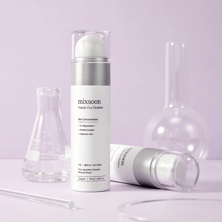 Mixsoon Peptide Cica Hyalshot na fialovom pozadí s laboratórnym sklom – hydratačné a upokojujúce sérum s peptidmi a centellou pre citlivú pokožku.