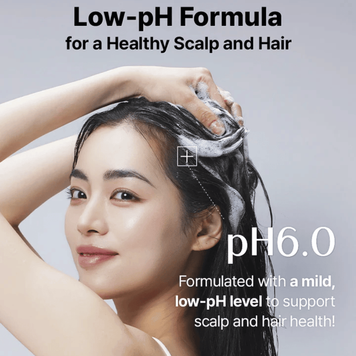 Žena si umýva vlasy s COSRX Peptide 132 Shampoo – jemná formula s pH 6.0, ktorá posilňuje vlasy a pokožku hlavy.