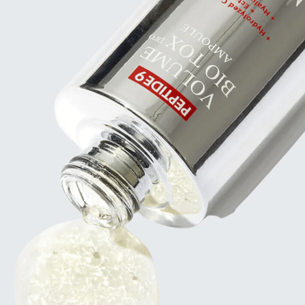 Detailný záber na MEDI-PEEL Peptide 9 Volume Bio Tox Pro Ampoule pri nalievaní. Číra formula s kolagénom, ektoínom a kyselinou hyalurónovou hlboko hydratuje.