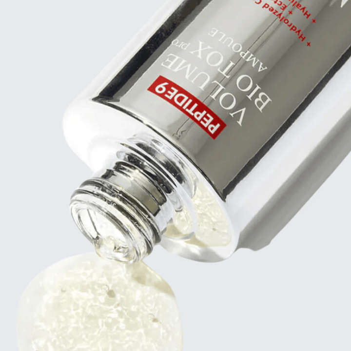 Detailný záber na MEDI-PEEL Peptide 9 Volume Bio Tox Pro Ampoule pri nalievaní. Číra formula s kolagénom, ektoínom a kyselinou hyalurónovou hlboko hydratuje.