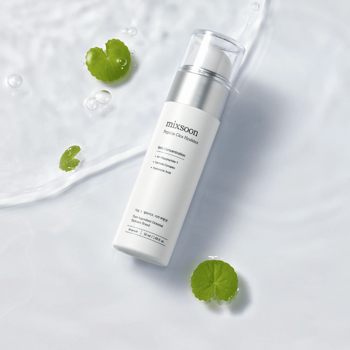 Mixsoon Peptide Cica Hyalshot – hydratačné sérum s peptidmi, centellou a kyselinou hyalurónovou. Upokojujúca formula pre citlivú pokožku, v elegantnej bielej fľaši na vodnej hladine so zelenými listami.