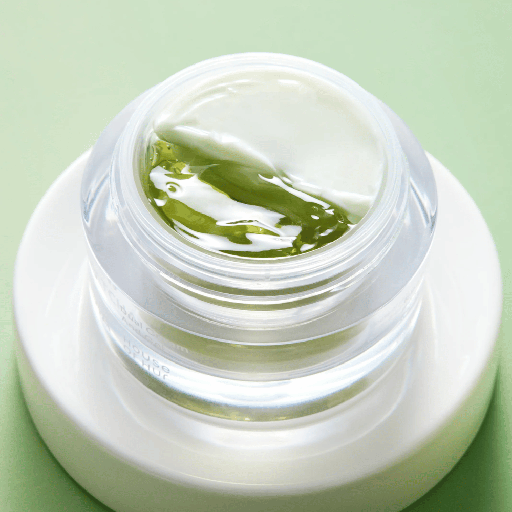 Matcha pleťový krém s gélom a krémom v rovnakom balení, ktorý upokojuje pokožku, hydratuje ju a zlepšuje jej rovnováhu a jas