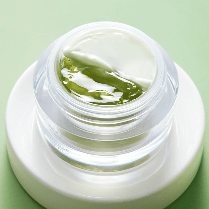 Matcha pleťový krém s gélom a krémom v rovnakom balení, ktorý upokojuje pokožku, hydratuje ju a zlepšuje jej rovnováhu a jas