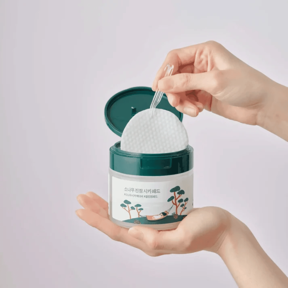 ROUND LAB Pine Calming Cica Pad – toner pad sa vyberá z dózy pomocou priloženej pinzety