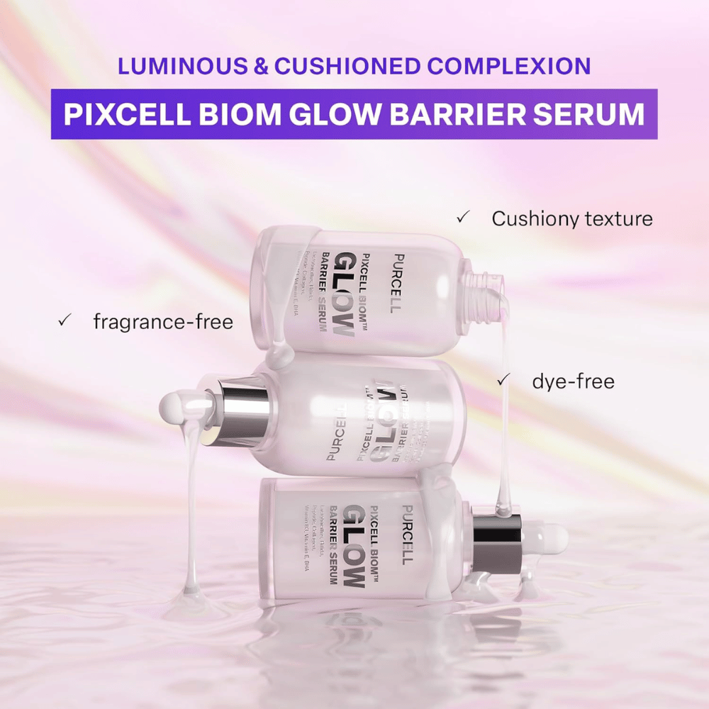 Tri fľaše PURCELL Pixcell Biom Glow Barrier Serum naskladané s tečúcim sérom. Bez vône, bez farbív a s jemnou, vankúšikovou textúrou.