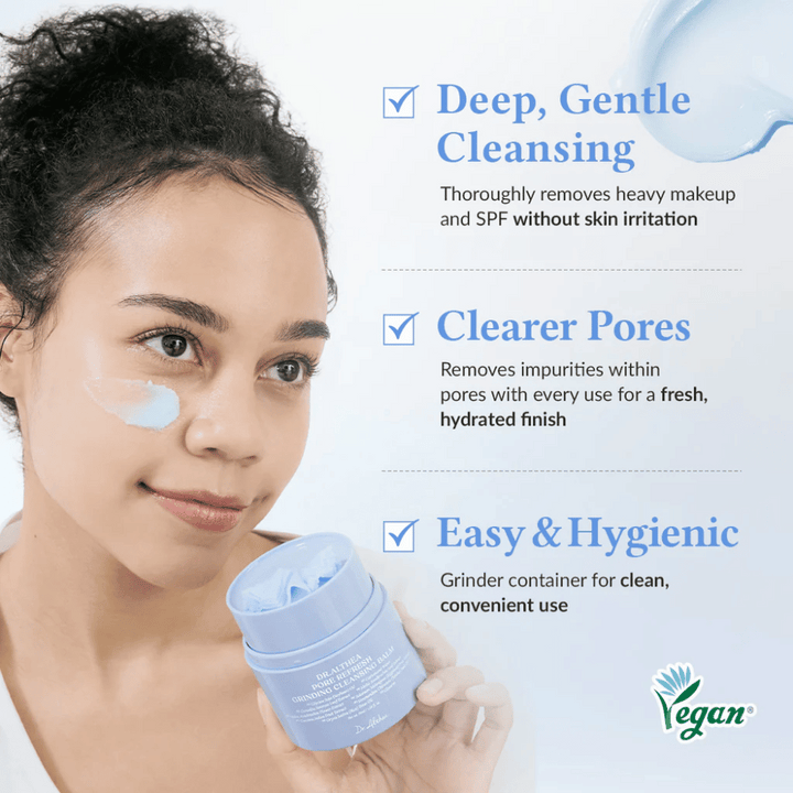 Dr.Althea Pore Refresh Grinding Cleansing Balm s textom "Deep, Gentle Cleansing" ukazuje, ako produkt dôkladne odstraňuje make-up a SPF bez podráždenia pokožky. Text "Clearer Pores" vysvetľuje, že odstraňuje nečistoty a poskytuje svieži, hydratovaný výsledok. Podčiarknuté "Easy & Hygienic", čo naznačuje, že produkt má mlynčekovú nádobu pre jednoduché a hygienické použitie.