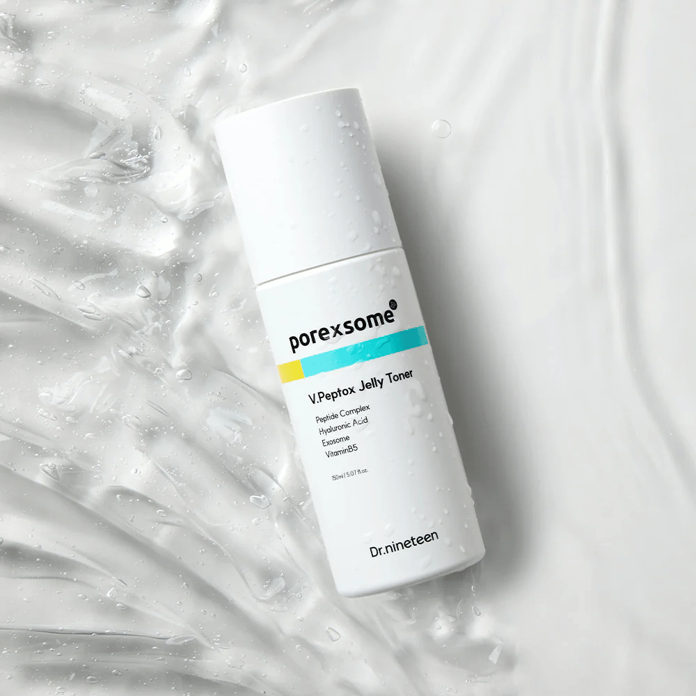 Porexsome V.Peptox Jelly Toner od Dr.nineteen ležiaci na lesklom povrchu s efektom vody. Hydratačný a spevňujúci toner pre póry.