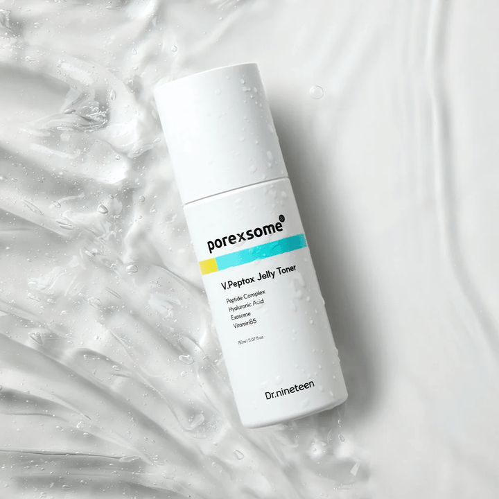 Porexsome V.Peptox Jelly Toner od Dr.nineteen ležiaci na lesklom povrchu s efektom vody. Hydratačný a spevňujúci toner pre póry.