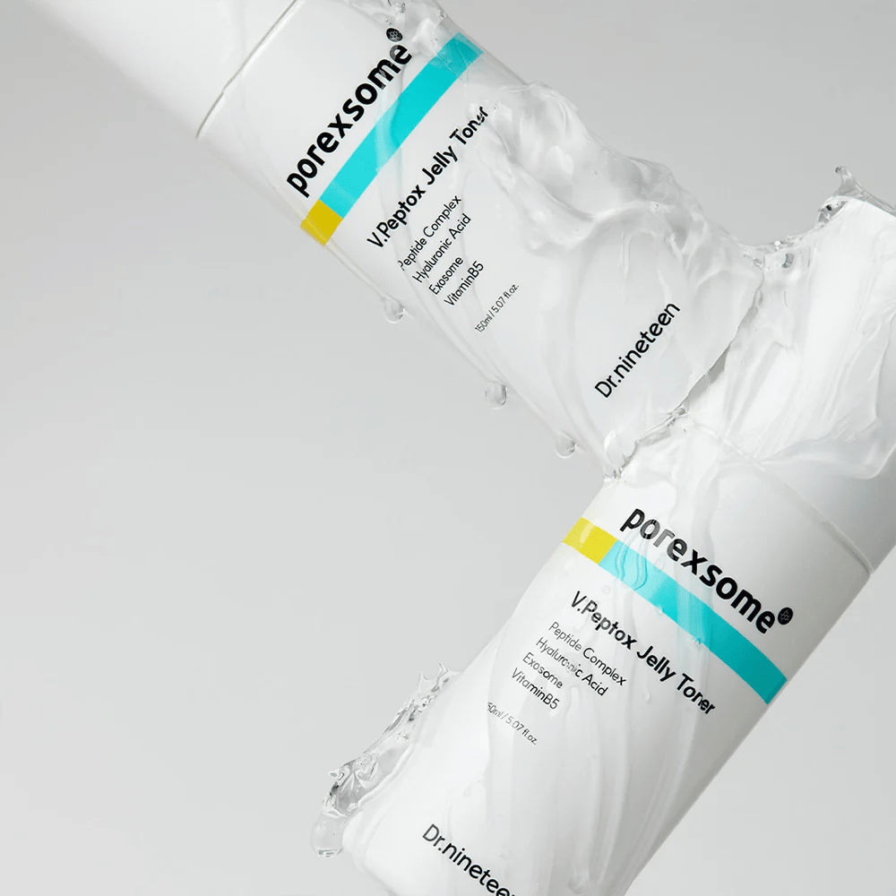 Dve fľaše Porexsome V.Peptox Jelly Toner pokryté čírym gélom. Moderný, klinický dizajn, ktorý zdôrazňuje sviežu textúru produktu.