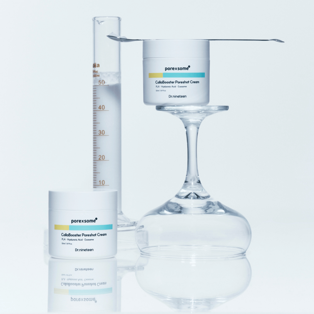 Dve nádoby Dr.nineteen Porexsome CollaBooster Poreshot Cream umiestnené pri pohári a odmerke. Minimalistický dizajn, ktorý signalizuje vedeckú presnosť.