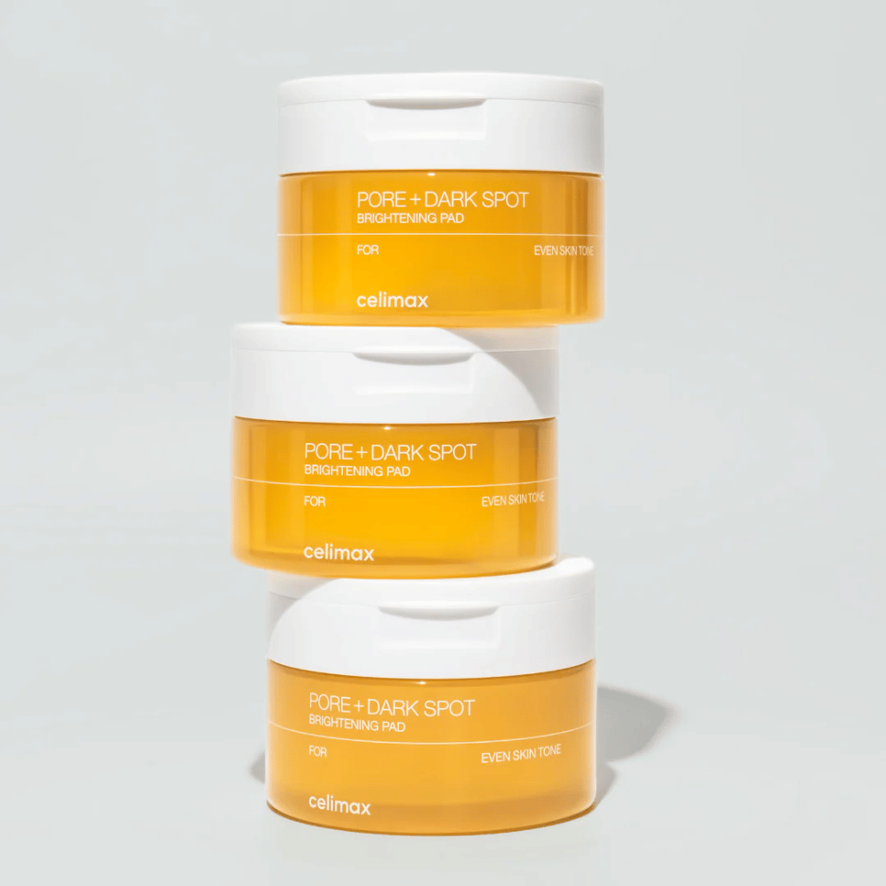 Tri nádoby Celimax Pore + Dark Spot Brightening Pad – rozjasňujúce exfoliačné tampóny pre rovnomernejšiu pleť a jasnejší lesk.