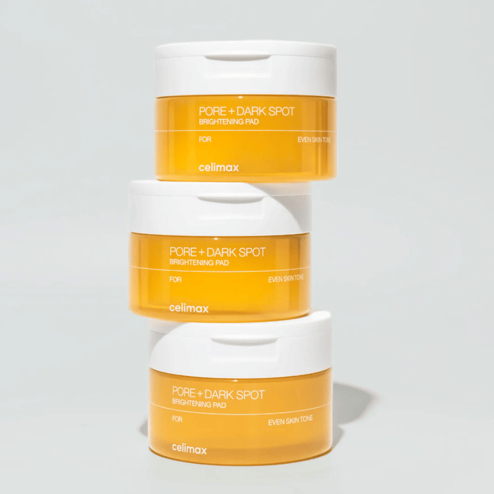 Tri nádoby Celimax Pore + Dark Spot Brightening Pad – rozjasňujúce exfoliačné tampóny pre rovnomernejšiu pleť a jasnejší lesk.