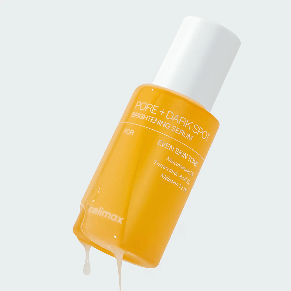 Celimax Pore + Dark Spot Brightening Serum v žltej fľaši s bielym uzáverom, kvapky séra stekajú po fľaši.