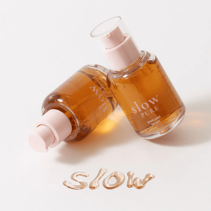 Dve fľaše Slow Pure Pore Peel Serum s pumpičkou, text napísaný v sére na povrchu: "Slow".