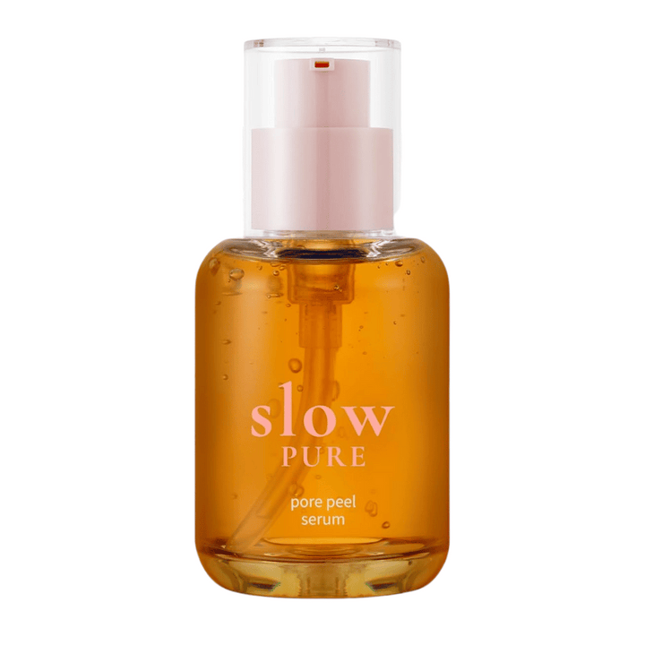 Slow Pure Pore Peel Serum v sklenenej fľaši s pumpičkou, naplnené exfoliačným jantárovo sfarbeným sérom.