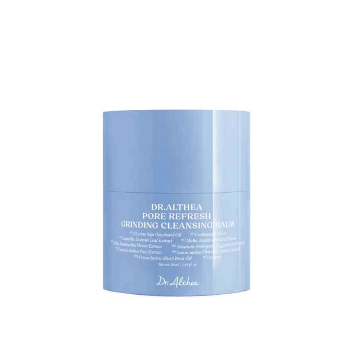 Dr.Althea Pore Refresh Grinding Cleansing Balm, 50 ml nádoba s modrým plastovým viečkom. Etiketa na nádobe je biela s textom "Pore Refresh Grinding Cleansing Balm" a obsahuje ingrediencie ako Glycine Soja (Soybean) Oil, Camellia Sinensis Leaf Extract a Oryza Sativa (Rice) Bran Oil.